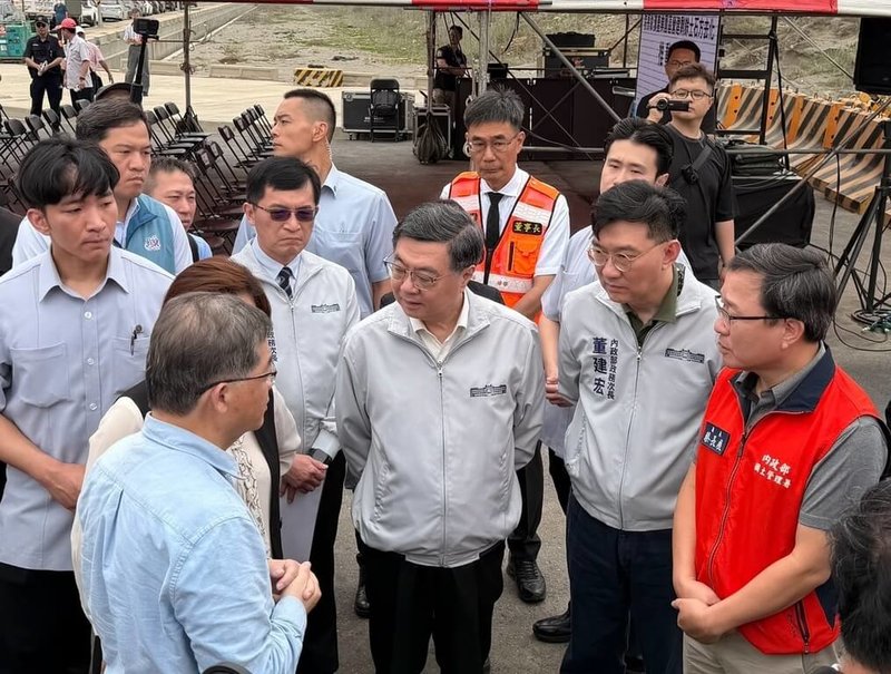 彰濱土方暫置場預計5月啟用，行政院長卓榮泰（右3）18日勘察整備進度。（內政部提供）中央社記者賴于榛傳真　115年4月18日