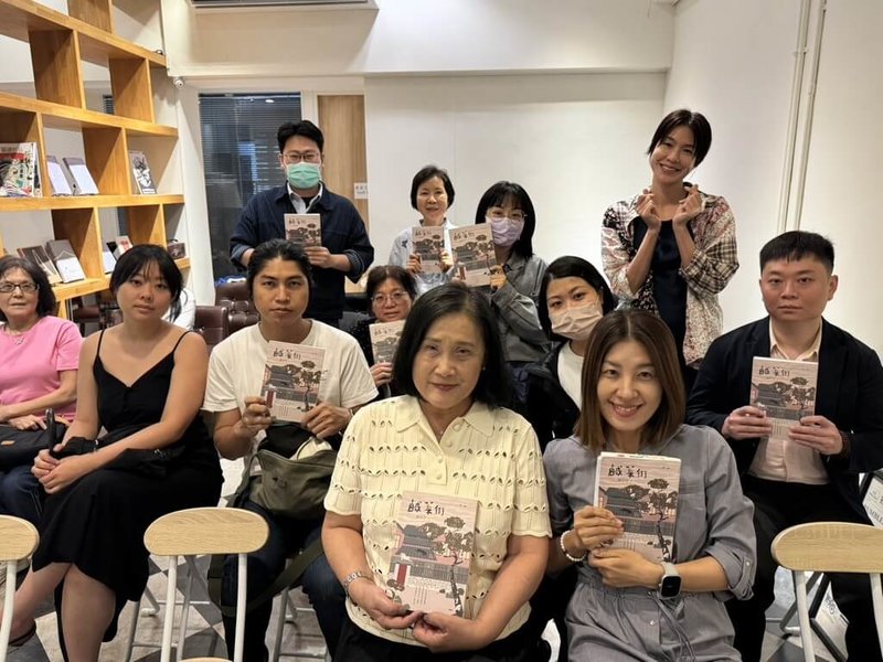 作家周芬伶（前排左）近期出版最新長篇小說「鹹菜街」，18日在台北春秋書店與作家李欣倫（前排右）以「心魔與女神的對話」為題對談，暢談創作心路。（印刻文學提供）中央社記者邱祖胤傳真　115年4月18日