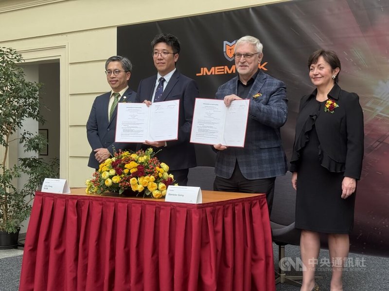 台灣半導體資安解決方案公司振生半導體17日宣布捷克辦公室開幕，執行長張振豐（左2）與捷克國家半導體聚落主席切爾尼（Stanislav Cerny，右2）簽署戰略合作備忘錄，為雙方在半導體資安合作奠定基礎。中央社記者劉郁葶布爾諾攝 115年4月18日