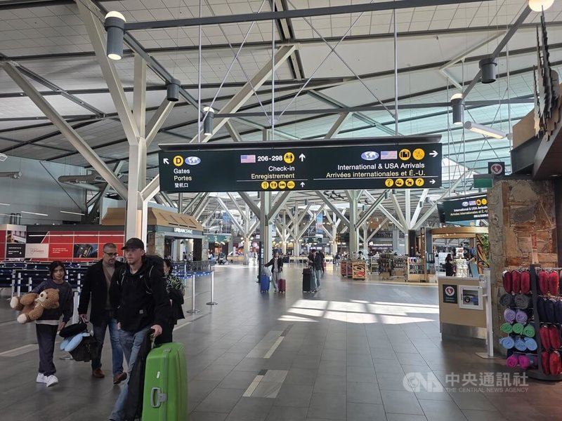 中東戰爭導致航空燃油價格飆升，加拿大航空宣布暫停6條航線，其中包括飛美國紐約和鹽湖城航線。圖為溫哥華機場。中央社記者程愛芬溫哥華攝　115年4月18日