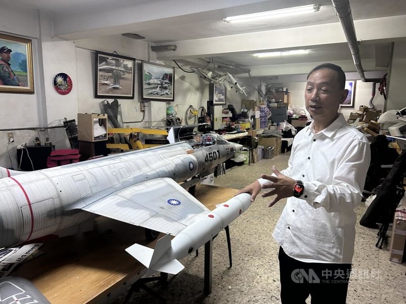 在彰化市經營眼鏡行的洪尚仁懷抱飛行夢，自製遙控戰機模型，也讓眼鏡行地下室成另類空軍基地。中央社記者吳哲豪彰化攝 115年4月18日