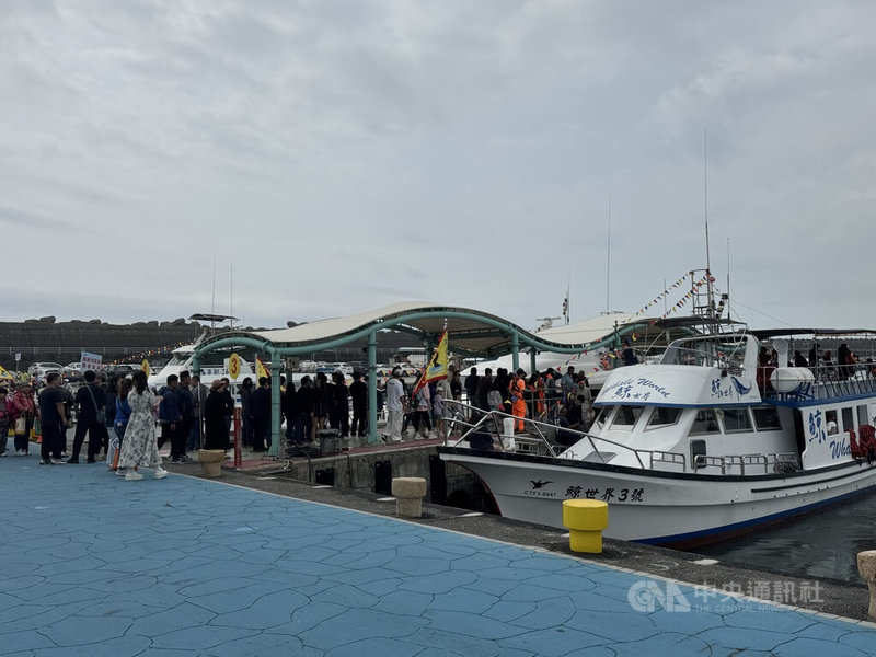 海洋委員會海洋保育署18日在花蓮漁港舉行「友善賞鯨啟航」活動，推廣不餵食、不追逐等原則，減少對鯨豚生活的打擾。中央社記者張祈攝 115年4月18日