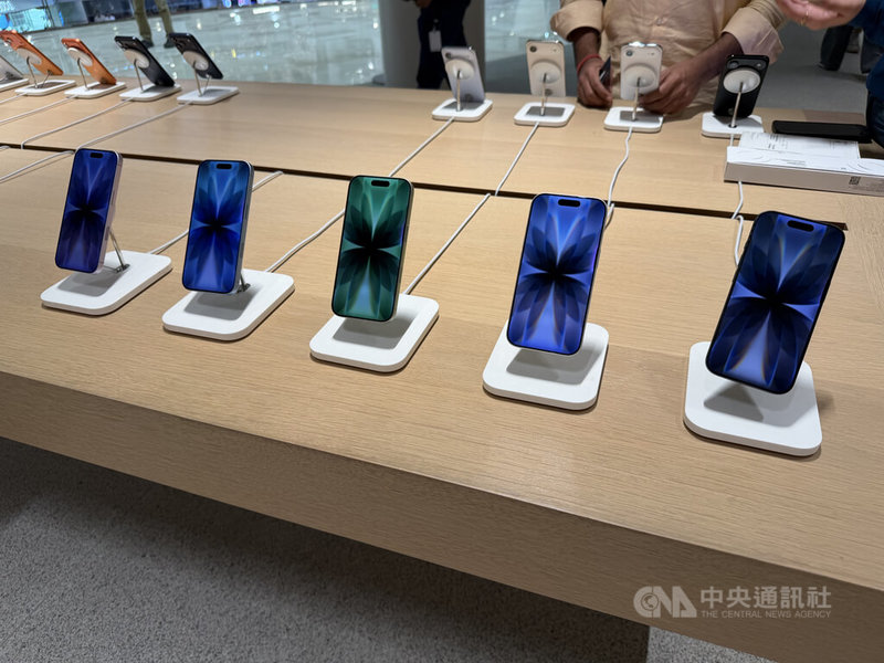 印度智慧型手機2026年第1季的出貨量下滑3%，是近6年表現最差的一季。分析師認為，記憶體等成本上漲，讓智慧型手機售價拉高，導致民眾購買意願下滑，廠商出貨量放緩。圖為蘋果（Apple）智慧型手機iPhone。中央社記者李晉緯新德里攝115年4月18日