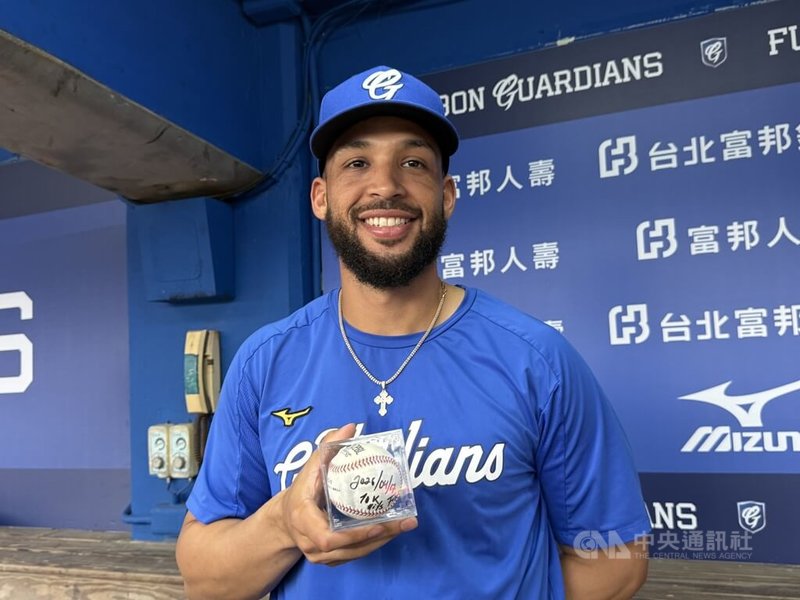 中華職棒富邦悍將隊洋砲邦力多（Luis Liberato）（圖）17日敲出悍將隊史第1萬支安打，球團特別留下紀念球。邦力多18日賽前受訪表示，事後才知道在隊史留名、很開心。中央社記者謝靜雯攝　115年4月18日