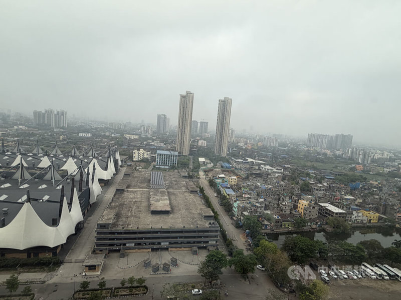 印度加爾各答老一輩客家華人認為，只要離開塔壩地區，就好像到了另一個國家。圖為加爾各答老舊的華人區，與新穎的星級飯店相鄰景象。中央社記者李晉緯加爾各答攝　115年4月18日