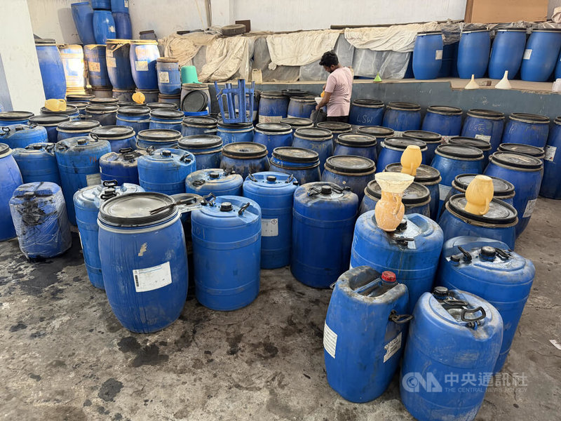 印度加爾各答的客家華人，過去多在塔壩地區靠製皮為生，但在生產過程中，若干工序需使用化學藥劑，污染引發皮廠周遭民眾抗議。中央社記者李晉緯加爾各答攝　115年4月18日