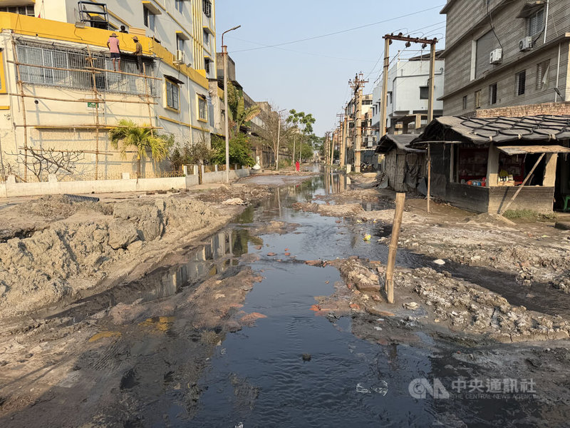 製皮過程中，往往免不了以化學藥劑浸泡、處理的流程，但在印度加爾各答的班塔拉，部分業者將未經處理的污水直接排出廠區，當地隨處可見漂著惡臭的髒水。中央社記者李晉緯加爾各答攝　115年4月18日