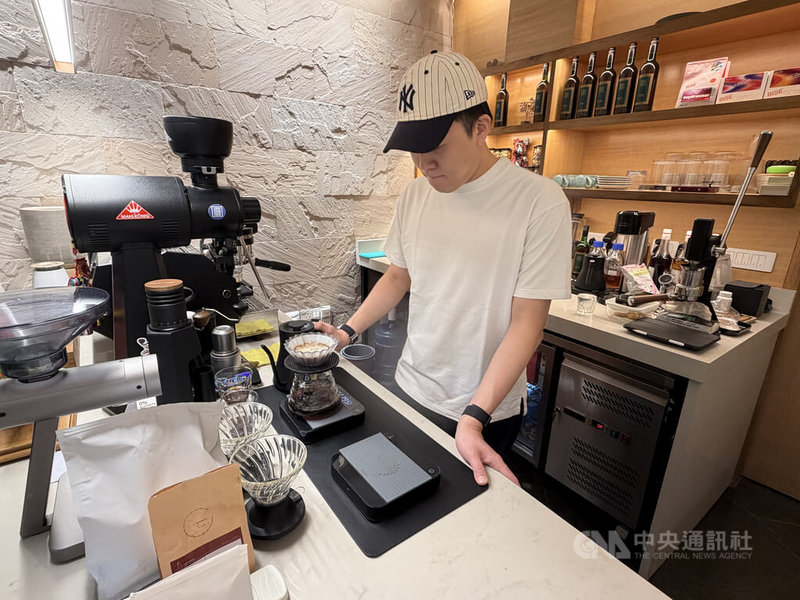 加爾各答客家華人廖潤基（圖）與哥哥曾到台灣求學，他們對台灣咖啡廳的氛圍難以忘懷，在友人提議下，兩人開起了咖啡廳。中央社記者李晉緯加爾各答攝　115年4月18日