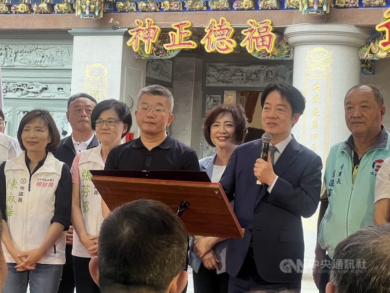 總統賴清德（右2）18日到台中市南屯區水安宮參香，致詞時指出國家現在越來越安全，除了本身決心外，國際社會也非常看重。近年7大工業國領袖高峰會議皆認同台海和平是全球安全與繁榮的必要元素。中央社記者郝雪卿攝　115年4月18日