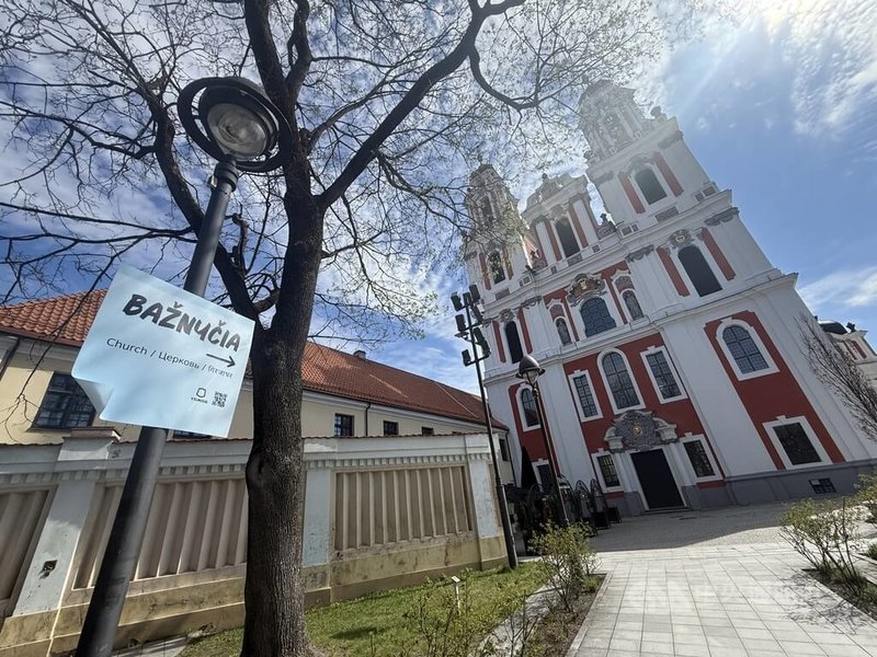 立陶宛首都維爾紐斯推動外籍居民語言融合，用創意方式幫助外國人學習立陶宛語。圖為維爾紐斯的聖凱瑟琳教堂，與標註著「教堂」立陶宛語的便利貼。中央社記者游堯茹維爾紐斯攝　115年4月18日