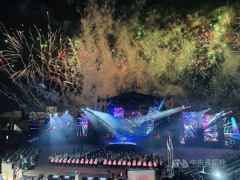 115年全國中等學校運動會在嘉義，18日晚間盛大舉行開幕典禮，結束時大會並施放燦爛煙火、照亮夜空，帶給與會者難忘回憶。中央社記者蔡智明攝　115年4月18日