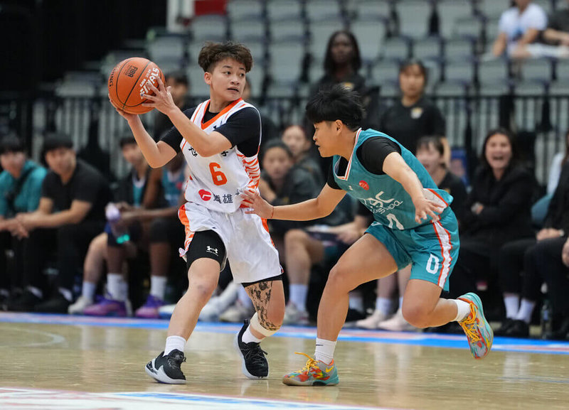 UBA富邦人壽大專籃球聯賽，18日在台北小巨蛋進行的女一級4強，世新大學靠著邱詠鈴（持球者）貢獻26分，終場就以85比74扳倒中信學院，挺進冠軍賽。（UBA提供）中央社記者黎建忠傳真 115年4月18日