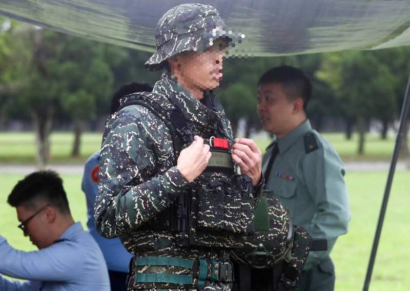 為提升兩棲作戰效能，海軍陸戰隊完成新式戰術背心（圖）研改並於近期換裝，兼顧舒適性、防護性與高適應性。（讀者提供）中央社記者游凱翔傳真　115年4月18日