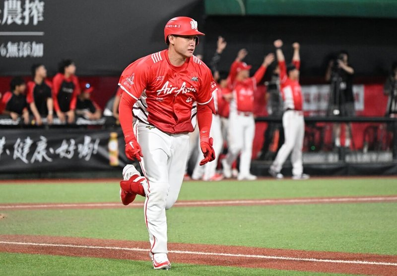 中華職棒味全龍隊18日例行賽0比1落後情況，一直延續到6局下，野手劉基鴻（圖）敲出2分砲後才逆轉，並在8局下取得6分大局，終場以8比1擊敗中信兄弟隊。（味全龍隊提供）中央社記者蘇志畬傳真　115年4月18日