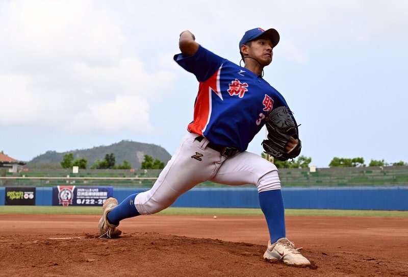 115年萬士益冷氣盃全國青少棒錦標賽由桃園市新明國中奪冠、取得LLB次青少棒賽代表權。新明先發投手松以勒（圖）投打俱佳，助隊以3比1搶勝，也獲選MVP。（台灣世界少棒聯盟提供）中央社記者謝靜雯傳真　115年4月18日