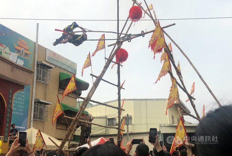 嘉義市鞦韆節18日在光路里武當山玄天上帝廟埕登場，選手在12公尺高鞦韆架比技藝及膽識。中央社記者黃國芳攝　115年4月18日