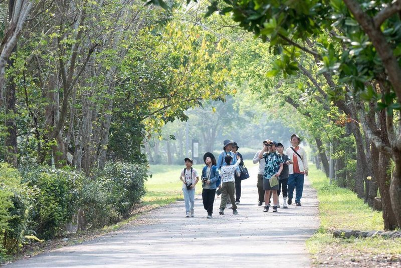 林業及自然保育署屏東分署與屏東鳥會合作舉辦「第2屆國小學童賞鳥比賽」，18日在林後四林平地森林園區登場，由志工隨隊引導學童進行科學觀察。（林業及自然保育署屏東分署提供）中央社記者黃郁菁傳真　115年4月18日
