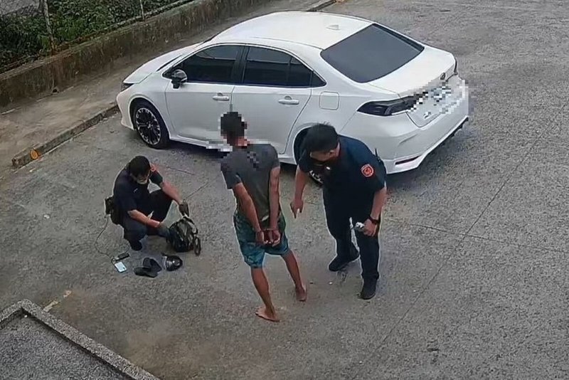 黃姓男子到超商竊取洋芋片、冰棒、炸雞等食物，未結帳就走出店外，店長發現追出，黃男為逃脫而與店長、熱心民眾扭打，南投縣警察局草屯分局員警趕到逮捕黃男（圖），犯行由偷變搶，依準強盜罪嫌法辦。（民眾提供）中央社記者蕭博陽南投縣傳真  115年4月18日