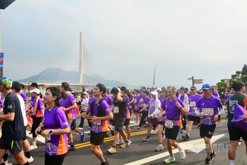 淡江大橋路跑18日下午在新北市淡水漁人碼頭起跑，約7000名跑者沿淡水河畔前進，提前見證重大建設啟用前風貌。中央社記者黃旭昇攝　115年4月18日
