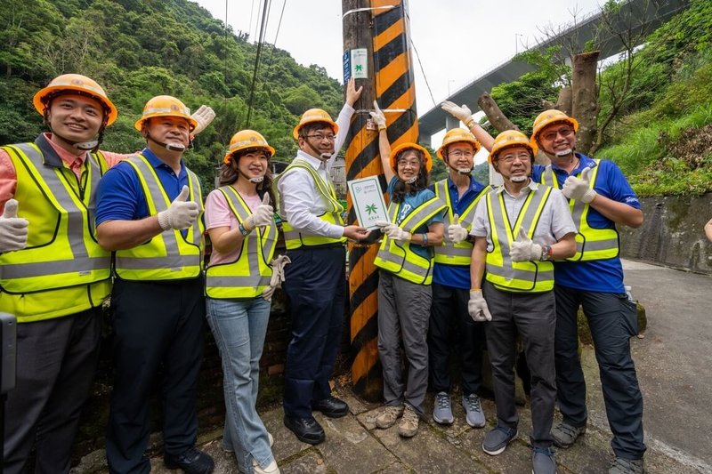 台電攜手千里步道協會，於淡蘭古道、樟之細路與山海圳等3條國家級綠道沿線電桿，掛設專屬識別引路指示牌，今天於新北市石碇國小後方的石碇幹電桿舉行揭牌儀式。（台電提供）中央社記者潘姿羽傳真　115年4月18日