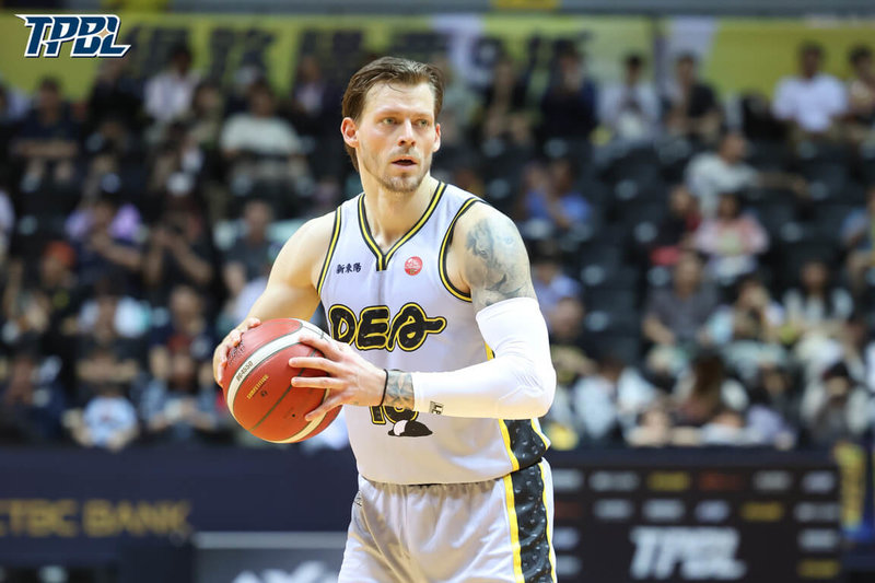 台灣職業籃球大聯盟（TPBL）新北中信特攻隊18日例行賽迎戰桃園台啤永豐雲豹隊，靠著「最帥洋將」飛克攻下23分、13籃板，終場就以107比93如願捍衛主場。（TPBL提供）中央社記者陳容琛傳真　115年4月18日