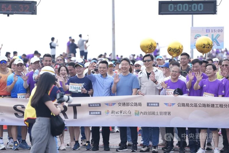 交通部長陳世凱（前右5）與政務次長陳彥伯（前右3）、國民黨立委洪孟楷（前右6）、民進黨立委李坤城（前右7）等人18日同台出席2026淡江大橋通車系列路跑活動起跑儀式。中央社記者徐肇昌攝　115年4月18日