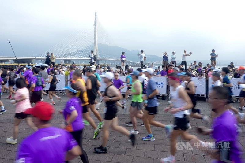2026淡江大橋通車系列路跑活動18日熱鬧登場，吸引約7000人參與，活動採分梯次起跑，跑者身穿紫色跑衣沿線前進，提前見證重大建設啟用前風景。中央社記者徐肇昌攝　115年4月18日