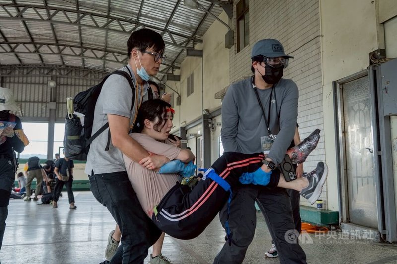 黑熊學院18日在新竹市東區舉辦民防演訓「藍鵲行動」，模擬戰爭時住家受損且通訊癱瘓，盟友於過程中通力合作、互相保護與支持。中央社記者魯鋼駿攝 115年4月18日