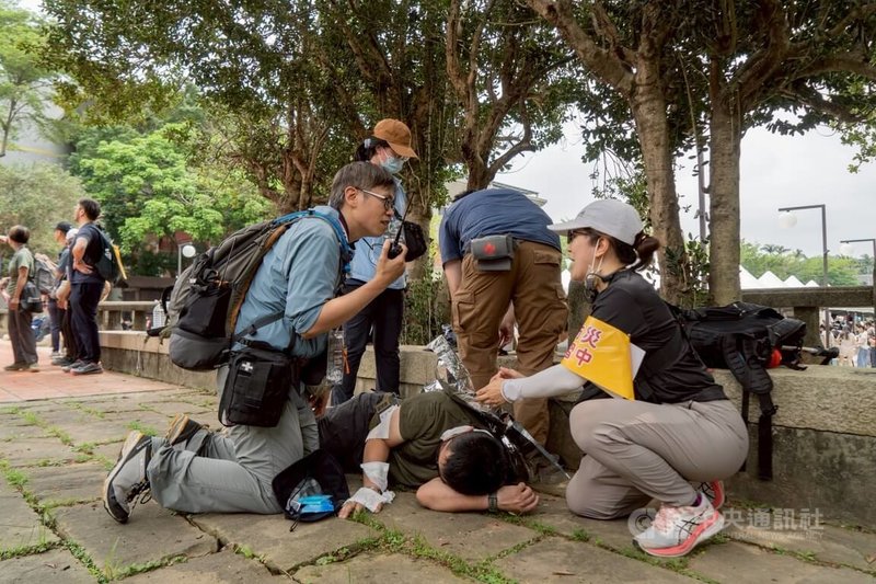 黑熊學院民防演訓「藍鵲行動」18日在新竹市舉行，模擬戰爭時住家受損且通訊癱瘓，盟友們需互相協助合作，除救援傷患也需尋找避難所。中央社記者魯鋼駿攝　115年4月18日