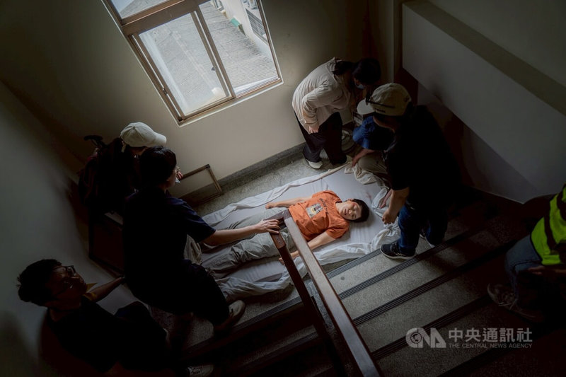 黑熊學院18日前近新竹市東區舉辦民防演訓「藍鵲行動」學員們在模擬戰時情境中互相協助、救助傷患，互相支持找尋避難所，過程逼真。中央社記者魯鋼駿攝　115年4月18日