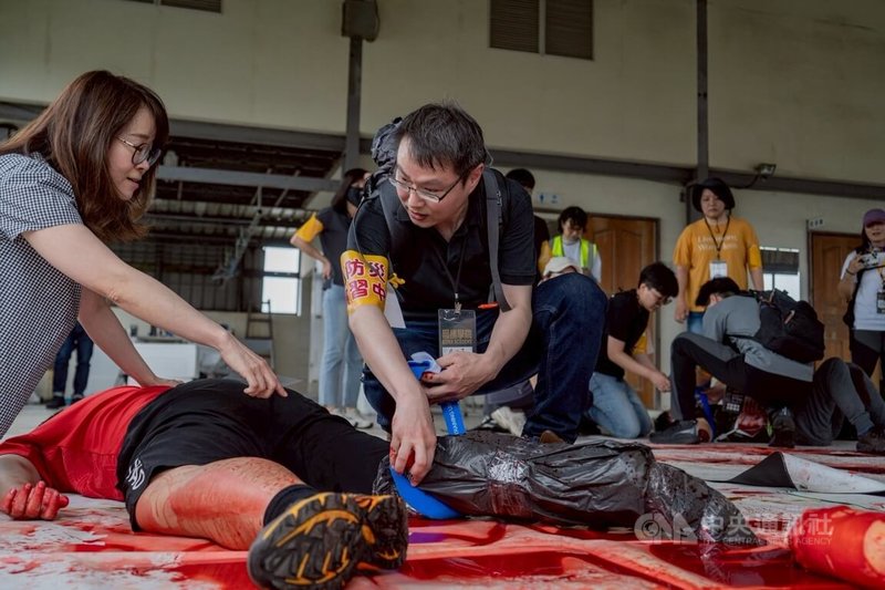 黑熊學院18日在新竹市舉行民防演訓「藍鵲行動」，模擬戰時可能場景，引導學員學習傷患救助等必要知識。中央社記者魯鋼駿攝　115年4月18日