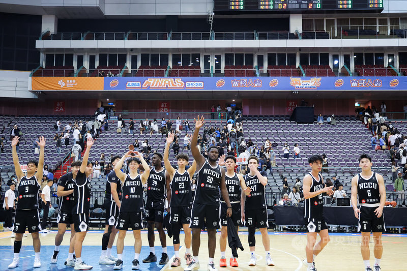 114學年度大專籃球聯賽（UBA）18日在台北小巨蛋舉行男一級4強戰，政治大學靠著多人得分上雙，終場以86比59奪勝挺進冠軍戰，賽後球員揮手感謝球迷支持。中央社記者翁睿坤攝　115年4月18日