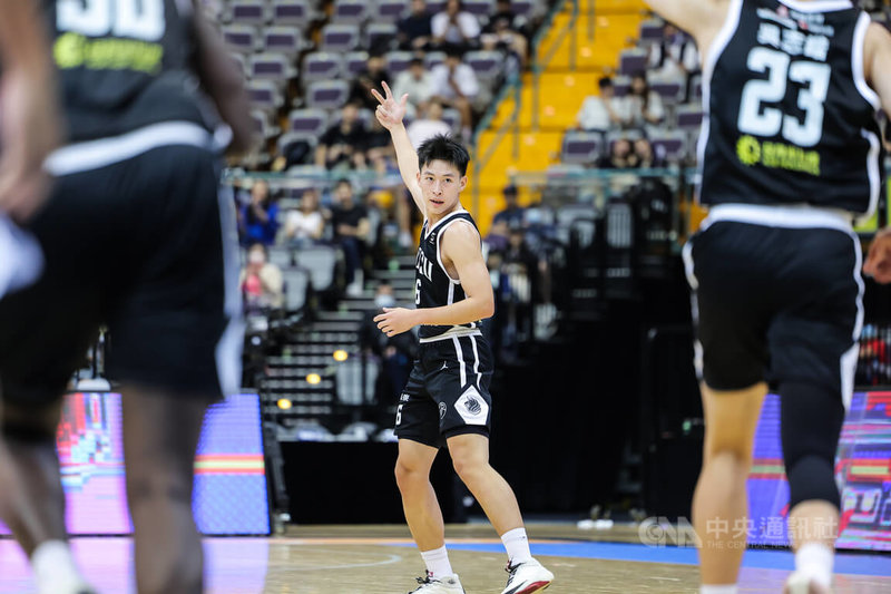 114學年度大專籃球聯賽（UBA）男一級4強戰18日下午由台灣藝術大學交手政治大學，政大謝昀達（中）拿下全隊最高的15分，助隊搶勝晉級冠軍戰。中央社記者翁睿坤攝　115年4月18日