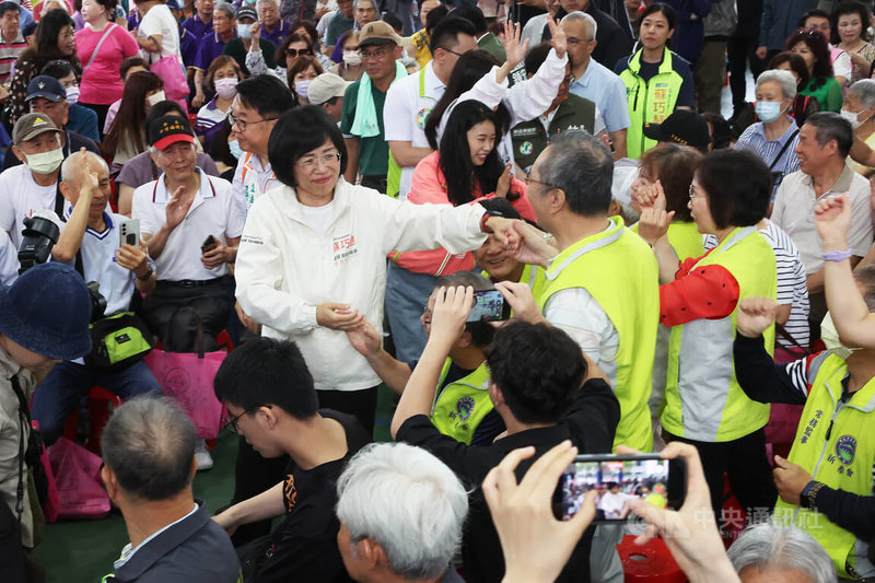 民進黨新北市長參選人蘇巧慧（中左白衣者）18日下午前往新莊中港國小出席議員座談會，抵達現場時與熱情支持者互動致意。中央社記者趙世勳攝　115年4月18日