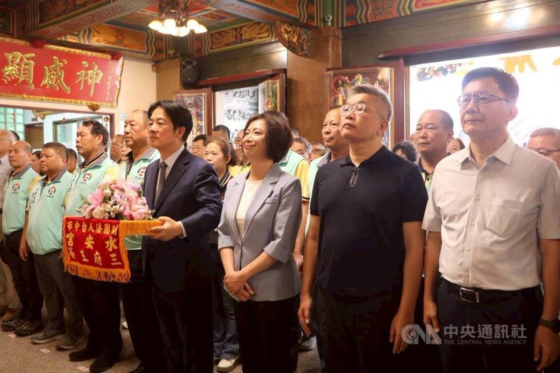 總統賴清德（前右4）18日前往台中市南屯區水安宮參香祈福，民進黨台中市長參選人何欣純（前右3）與立委蔡其昌（前右2）等人陪同。中央社記者郝雪卿攝　115年4月18日