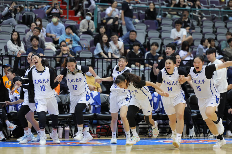 114學年度大專籃球聯賽（UBA）18日舉行公開女一級4強戰，文化大學晚間出戰台北市立大學，終場由文化以76比52拿勝晉級，獲勝瞬間球員們衝進場內慶祝。中央社記者翁睿坤攝　115年4月18日