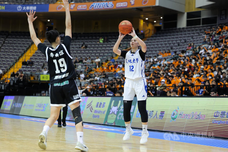 114學年度大專籃球聯賽（UBA）公開女一級4強戰18日晚間由文化大學交手台北市立大學，文化王玥媞（持球者）貢獻14分，助隊以76比52拿下冠軍戰門票。中央社記者翁睿坤攝　115年4月18日