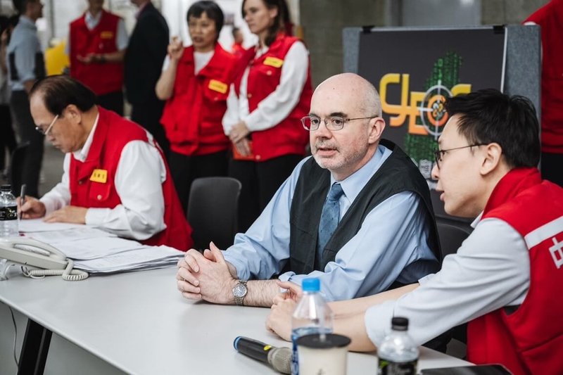 漢光42號電腦兵推結合中央聯合應變中心演練於4月12日至21日展開，美國在台協會處長谷立言（圖左二）率團隊實地觀摩，了解台灣全社會防衛韌性整備，以及跨部門協調與應變機制運作情形。（國安會提供）中央社記者溫貴香傳真　115年4月18日