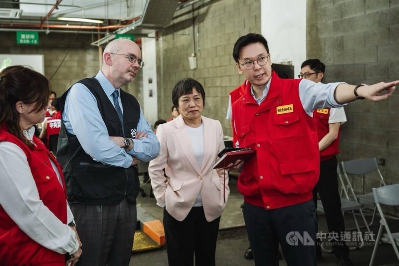 漢光42號電腦兵推演習結合行政院中央聯合應變中心兵棋推演於4月12日至21日協同展開，國安會17日邀請美國在台協會處長谷立言（圖左二）赴演練現場實地觀摩，內政部長劉世芳（圖右二）、國安會副秘書長林飛帆（圖右一）與會。（國安會提供）中央社記者溫貴香傳真　115年4月18日