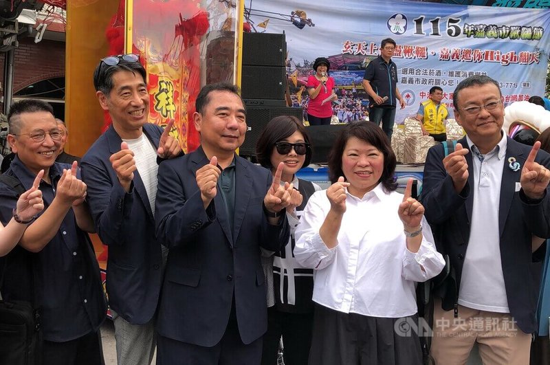 嘉義市鞦韆節18日在光路里武當山玄天上帝廟埕登場，日本熊本市教育委員會教育長遠藤洋路（前右3）等觀摩，與嘉義市長黃敏惠（前右2）合影。中央社記者黃國芳攝　115年4月18日
