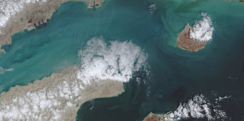 圖為荷莫茲海峽17日衛星影像。（EUROPEAN UNION/COPERNICUS SENTINEL-2/Handout via 路透社）