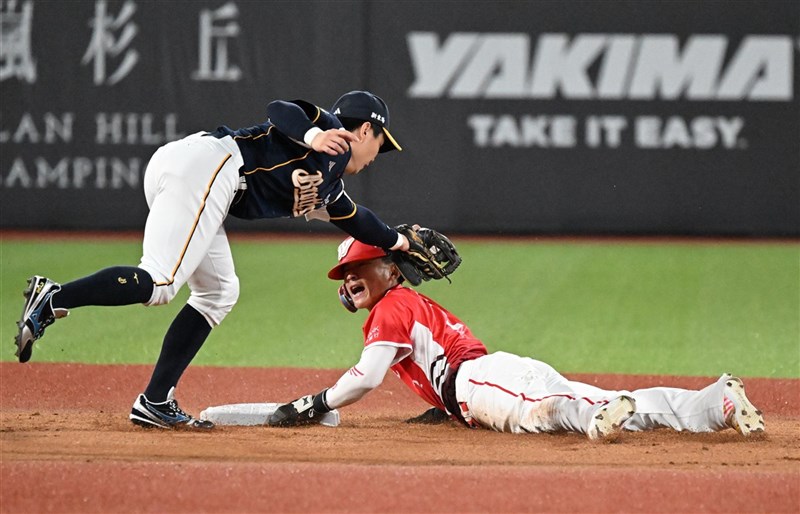 中華職棒味全龍17日在天母棒球場與中信兄弟交手，龍隊郭天信（右）首局敲安，隨後成功盜上二壘，締造跨季連續22次盜壘成功的聯盟紀錄。 （味全龍隊提供）