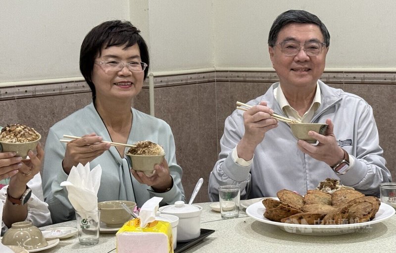 行政院長卓榮泰（右）、民進黨立委陳素月（左）18日走訪彰化關心養豬產業發展，並到餐廳品嚐滷肉飯、肉嗲，以實際行動力挺台灣豬肉。中央社記者蕭博陽彰化縣攝　115年4月18日
