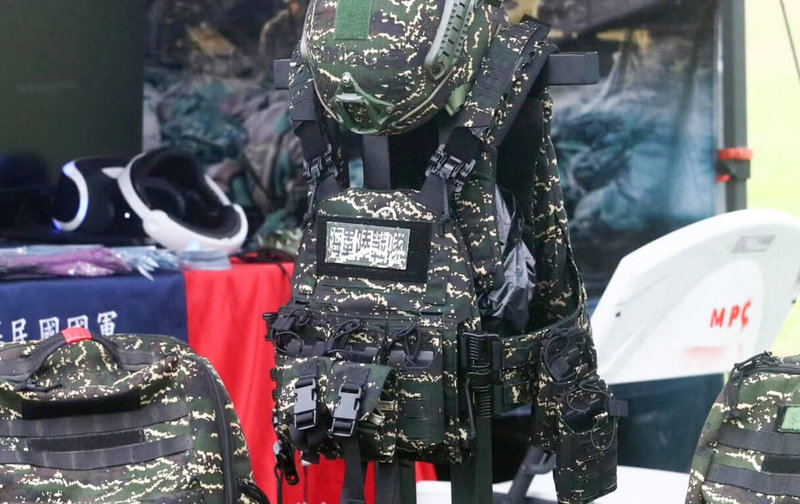 為提升兩棲作戰效能，海軍陸戰隊完成新式戰術背心（圖）研改並於近期換裝，兼顧舒適性、防護性與高適應性。（讀者提供）中央社記者游凱翔傳真　115年4月18日