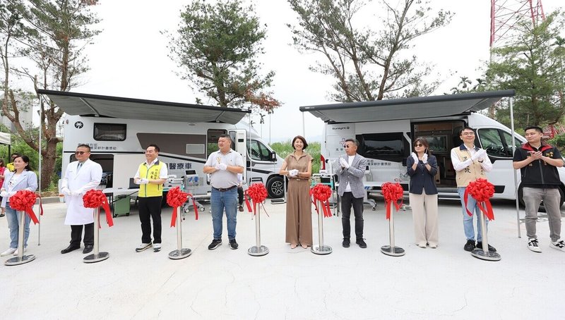 東華醫院18日啟用2輛偏鄉醫療巡迴車，配備12導程心電圖機、生理監視器、手持式超音波、移動式X光、AED、急救設備等，南投縣長許淑華（中）等人出席啟用儀式。（東華醫院提供）中央社記者蕭博陽南投縣傳真  115年4月18日