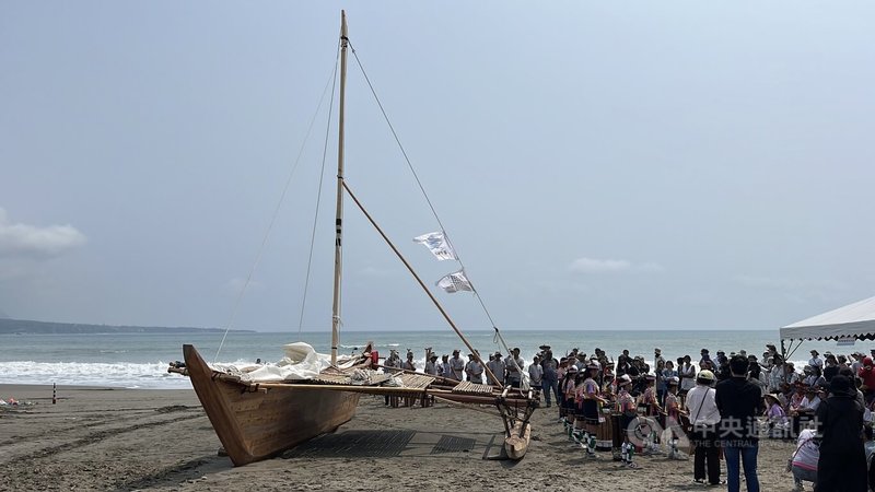 以南島舟船為基礎、台東縣政府結合跨族群打造的「海洋之眼」舟船，18日移至台東杉原灣舉行新船下水儀式，並預約導覽至5月，接著沿台東海岸航行，為台東博覽會報佳音。中央社記者盧太城台東攝 115年4月18日