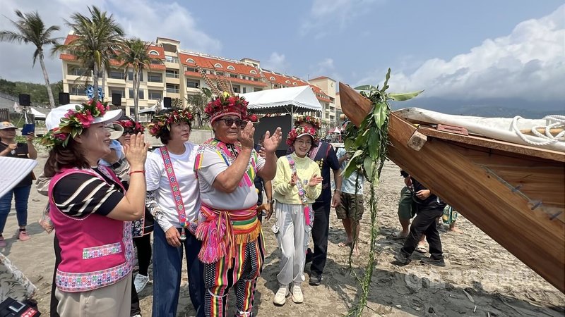 以南島舟船為基礎、台東縣政府結合跨族群打造的「海洋之眼」舟船，18日舉行新船下水儀式，台東縣長饒慶鈴（左2）、民進黨籍立委陳瑩 （左4）、台東縣議會議長吳秀華 （左1）等人，在船尾掛上花環祈福。中央社記者盧太城台東攝 115年4月18日