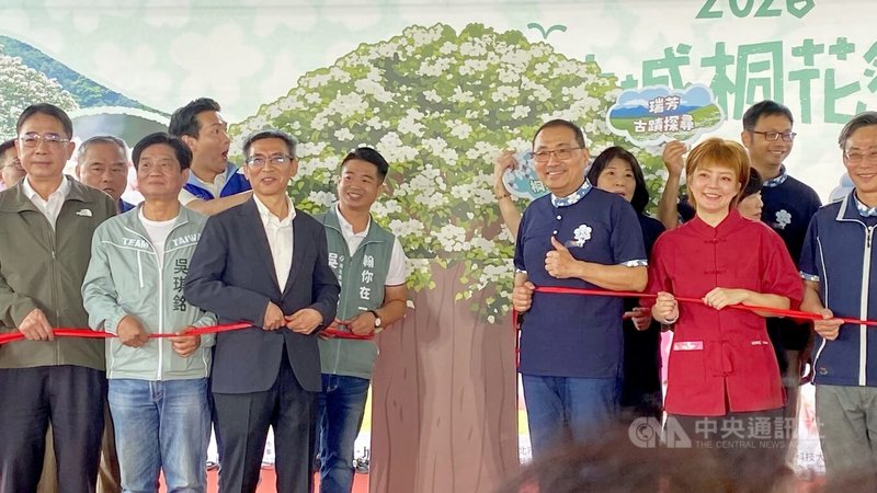 「2026新北市客家桐花祭」活動18日於土城區捷運海山站廣場，由市長侯友宜（前右3）與客家委員會主任秘書吳克能（前左3）等人揭幕。中央社記者黃旭昇攝  115年4月18日