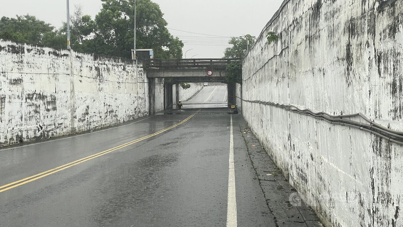 進入台東國立台灣史前文化博物館主要道路的博物館路地下道，因地勢低窪，逢颱風豪雨必積水，影響車輛通行，台東市公所投入新台幣120萬元更新抽水馬達，希望趕在4月底完工。中央社記者盧太城台東攝 115年4月18日
