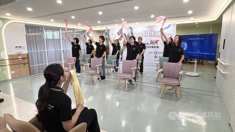 巴金森氏症患者逐年增加，台北神經醫學中心推動「舞蹈輔助治療」，結合臨床復健與音樂律動，讓病友在旋律中改善肢體僵硬，找回失落的身體節奏，提升生活品質。中央社記者沈佩瑤攝　115年4月18日